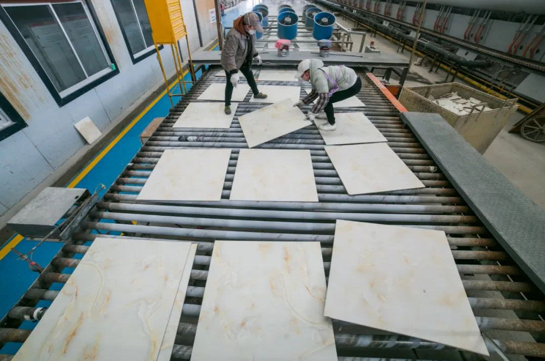 陶瓷廠廢氣惡臭讓人苦不堪言，Dejing的凈?除臭劑幫助企業(yè)達(dá)標(biāo)排放！